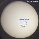 Venustransit am 08.06.2004 - 07:08 Uhr: Noch sind nur die Sonnenflecken zu sehen.