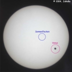 Venustransit am 08.06.2004 - 09:36 Uhr: In ca. 4 Stunden wird die Venus auf der weiter gedachten Linie die Sonne verlassen.