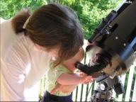 Venustransit am 08.06.2004: Mit Mamis Hilfe wagte unsere Tochter Julia den Blick durch das Teleskop.