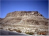 Massada [60 m NN], der wohl eindrucksvollsten Bergfestung und Ausgrabung Israels. Das schwer zugngliche Felsplateau  an der Meerenge von Ha Laschon ist 600 x 300 m gro und bereits zu 1/3 erodiert. 
