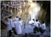 Amerikanische Baptisten hatten ein Stck  Land gekauft und eine Taufstelle im Jordan angelegt. Obgleich es sich nicht um den Ort handelt, an dem sich  Jesus taufen lie lassen sich hier viele Pilger in den heiligen Wassern des Jordan taufen.
