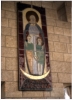 Mosaiken im Atrium: Ein  deutsches Keramikbild bedeutet Vor Gott sind alle gleich. Und wurde nach dem Fall der Mauer von Kardinal  Meissner gespendet. Darauf zu sehen sind ein Mann und eine Frau, die sich ber einer klitzkleinen Mauer die  Hand reichen.