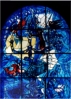 Die von Marc Chagall gemalten Fenster stellen die 12 Shne des Patriarchen Jacob dar, von denen  die 12 Stmme Israels abstammen. Sie sind mit Tieren, Fischen, flieenden Objekten und zahlreichen jdischen Symbolen ausgestattet. 