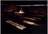 Gedenkhalle: Die ewige Flamme brennt zum Gedenken und als Mahnung. Den Fuboden deckt ein Mosaik aus sechs Mio. kleinen Steinchen. 