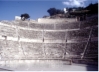 Der monumental wirkende, vermutlich aus dem 2. Jh. stammende Steinbau des Rmischen Theaters bot 6.000 Zuschauern Platz. Es ist das grte in Jordanien. Die gesamte Anlage wurde 1957 freigelegt und restauriert - als wre sie erst gestern gebaut worden.