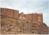Die Festung Qalʿat Ibn Maʿn 2km von Palmyra entfernt auf einem Bergrücken gelegen, wurde im 13. Jh von den Muslimen erbaut, um sich vor den Kreuzfahrern zu schützen.