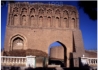 Das freistehende Bagdadtor im äußersten  Südosten der Stadtmauer entspricht der iranischen Architektur des 12.Jh.Hier wurden die Karawanen nach Bagdad zusammengestellt, ehe sie auf Reisen gingen.
