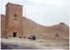 Wir  besichtigten den Grabturm der Familie Elahel (2. Jh.), der größte Grabturm in Palmyra. Die Beisetzung in solchen Türmen, in denen bis zu 200 Tote quasi in Regalen ihre  letzte Ruhe fanden, war bis zum Ende des 1. Jh. Praxis.