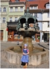 Dieser Hennebrunnen ist ein in Bronze gegossenes Wasserspiel.