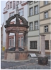 Der Staupenbrunnen auf dem Marktplatz von Merseburg wurde epochentypisch im Stil der Renaissance erbaut. Besonderheit:  eine an der Spitze des Brunnens befindliche Rolandfigur.