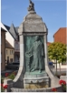 Der Lutherbrunnen zeigt drei entscheidende Ereignisse im Leben von Dr. Martin Luther. Hier: "Hindurch zum Sieg" - Luther als Reformator in der Studierstube mit der Hand auf der Heiligen Schrift.