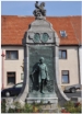 Der Lutherbrunnen zeigt drei entscheidende Ereignisse im Leben von Dr. Martin Luther. Hier: "Hinaus in die Welt" - Abschied des 13-jhrigen aus Mansfeld.
