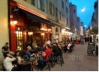 Am Abend sind Bars und Restaurants am Alten Hafen sehr voll.