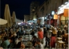 Am Abend sind Bars und Restaurants am Alten Hafen sehr voll.