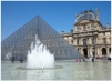 Die 1985 bis 1989 erbaute Glaspyramide im Innenhof des Louvre dient als dessen Haupteingang.