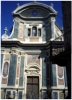 Der barocke Zentralbau Chiesa Sta. Croce in Cuneo besitzt ein wundervolles Marmorportal.